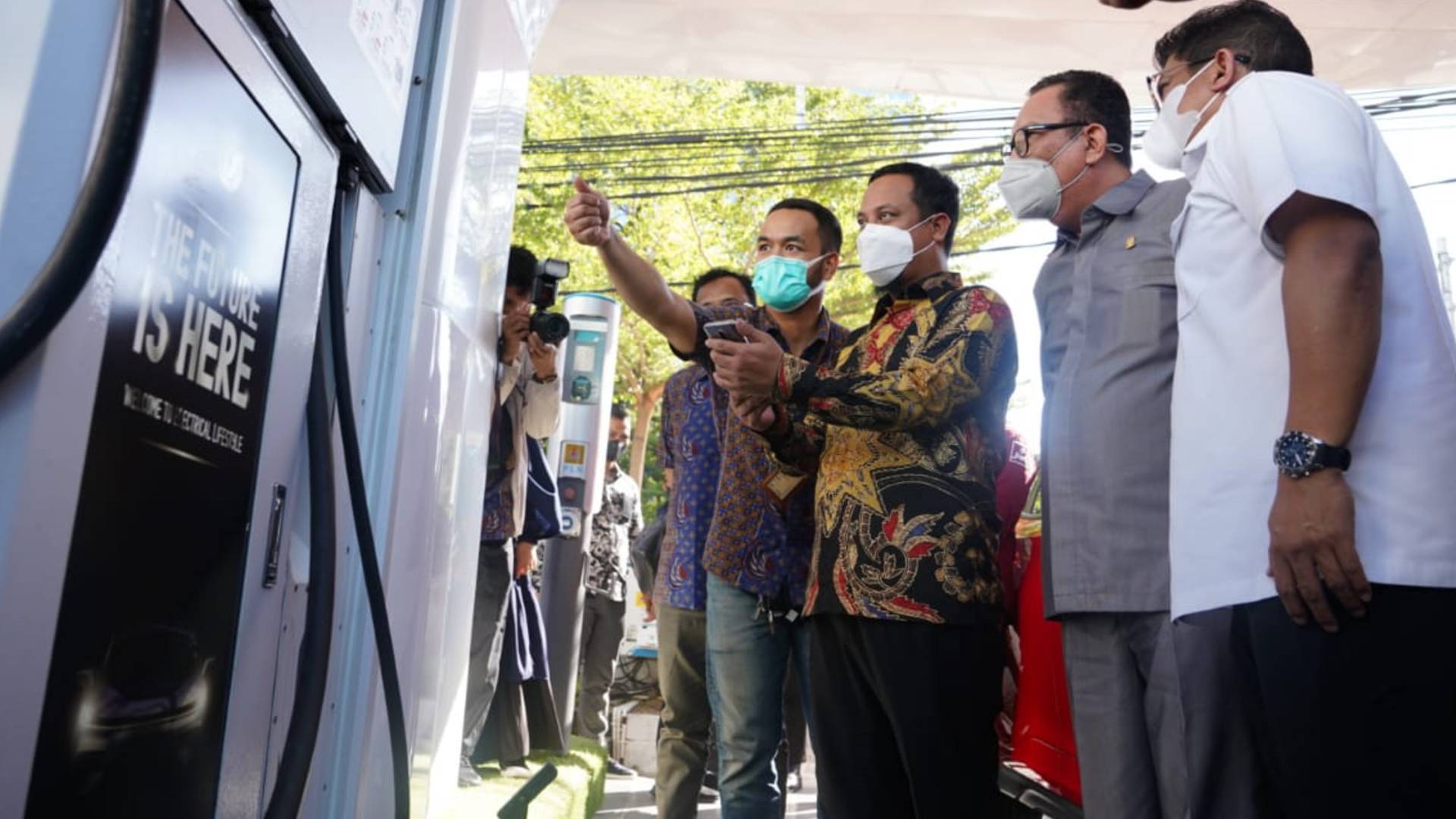 Plt Gubernur Sulsel, Andi Sudirman Sulaiman melaunching Stasiun Pengisian Kendaraan Listrik Umum (SPKLU) di PLN ULP Mattoanging Jalan Mongisidi, Kota Makassar, Kamis (10/6/2021).