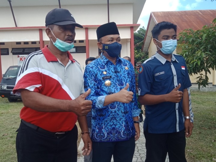 Bupati Bantaeng, Ilham Azikin (tengah) saat diminta berswafoto oleh salah satu pelajar dan orang tua murid SMK Negeri 5 Bantaeng.