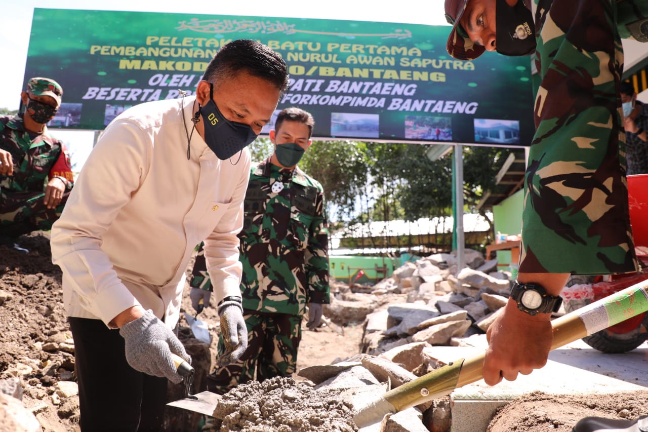 peletakan batu pertama renovasi Masjid Nurul Awan Saputra MAKODIM 1410/Bantaeng, Jumat (6/8/2021).