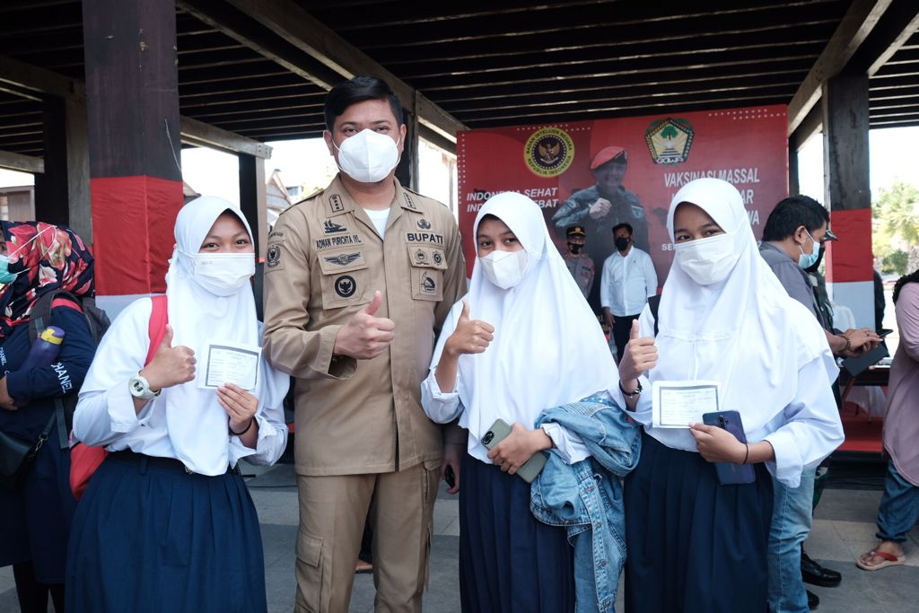 Bupati Gowa Adnan Purichta ketika melakukan pemantauan vaksinasi kepada pelajar  di Pelataran Museum Istana Balla Lompoa, Jalan KH Wahid Hasyim Sungguminasa, Senin (30/8). 