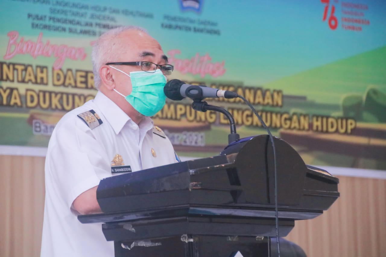 Wabup Bantaeng H Sahabuddin membuka bimbingan teknis dan fasilitasi pemerintah daerah dalam Pelaksanaan Implementasi Daya Dukung Daya Tampung Lingkungan Hidup yang dilangsungkan di Gedung Balai Kartini Bantaeng, Rabu (22/9/2021).