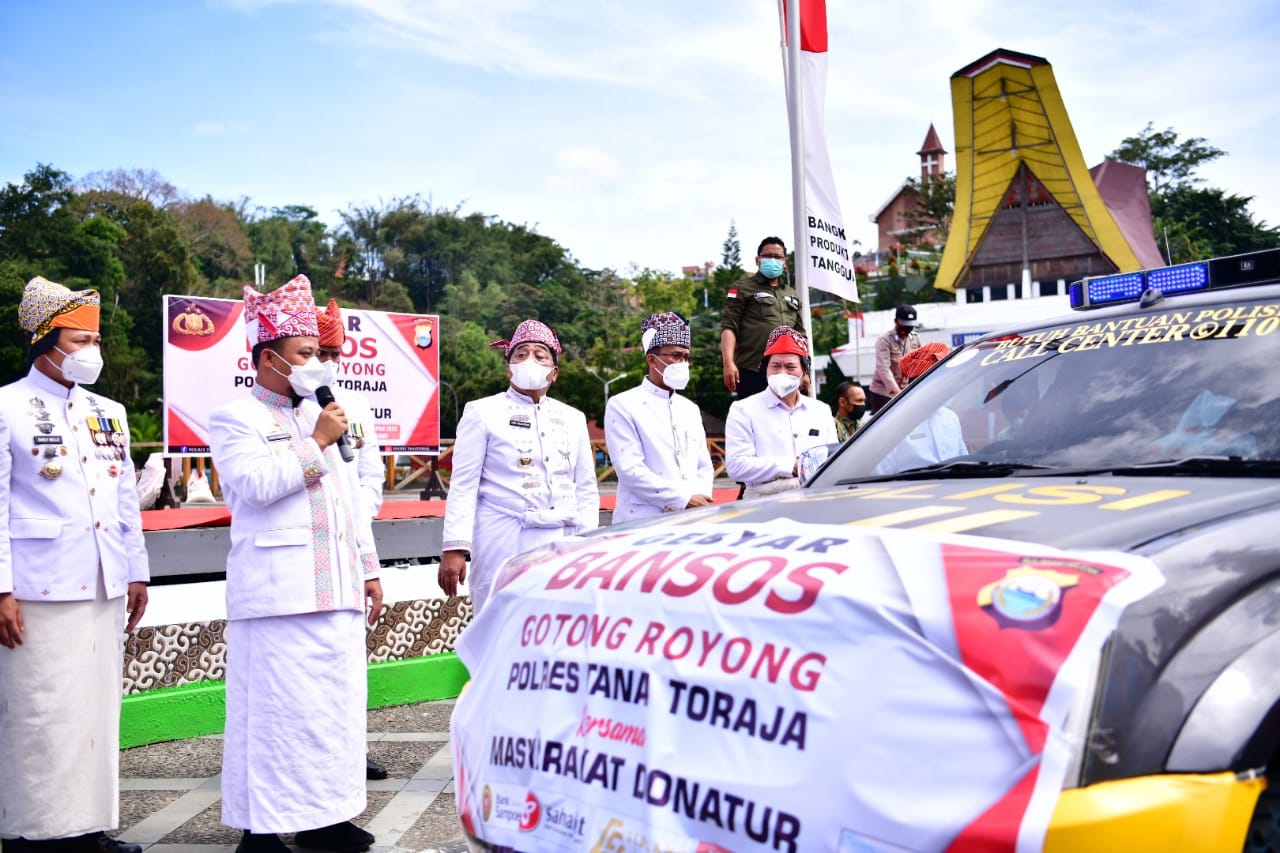  Pelaksana Tugas Gubernur Sulawesi Selatan, Andi Sudirman Sulaiman menyerahkan bantuan sosial dari Pemprov Sulsel kepada Bupati Tana Toraja, Theofilus Allorerung.