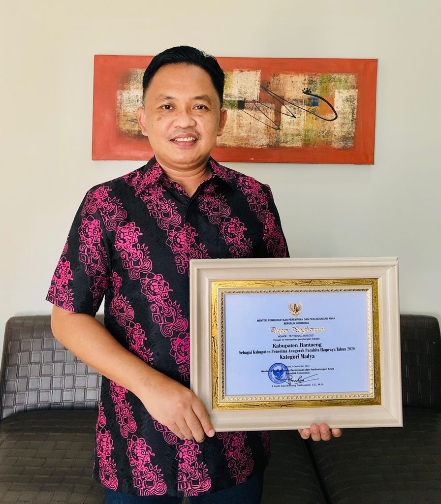 Bupati Ilham Azikin memegang piagam Penghargaan APE 2020 untuk Bantaeng. Penghargaan ini merupakan komitmen pemerintah dalam hal peduli Kesetaraan Gender.