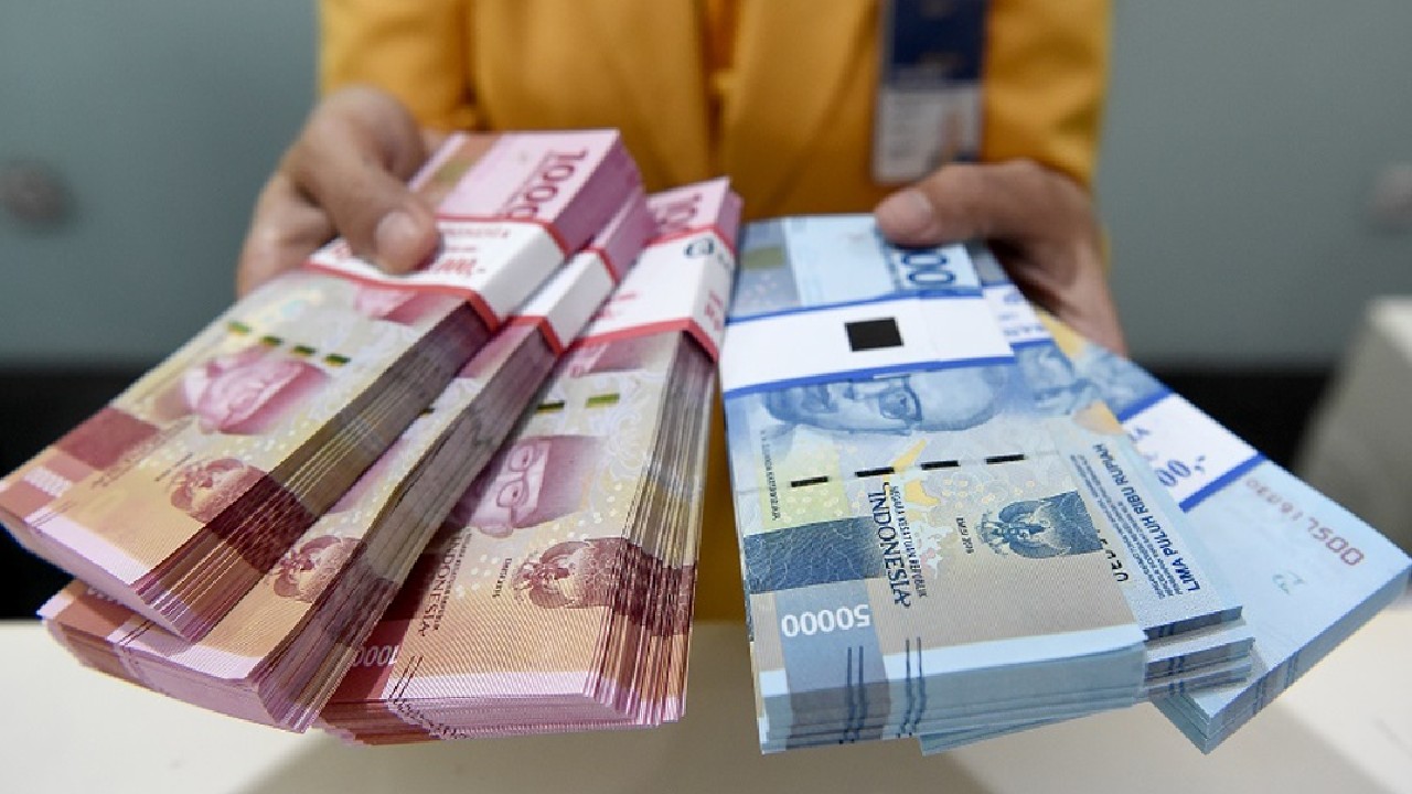 Ilustrasi Uang pecahan seratus ribu dan lima puluh ribu rupiah. (Antara Foto)