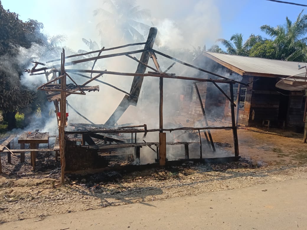 Rumah Liusuwandi ludes terbakar. Kepolisian setempat menyebut insiden nahas ini diakibatkan kompor meleduk.