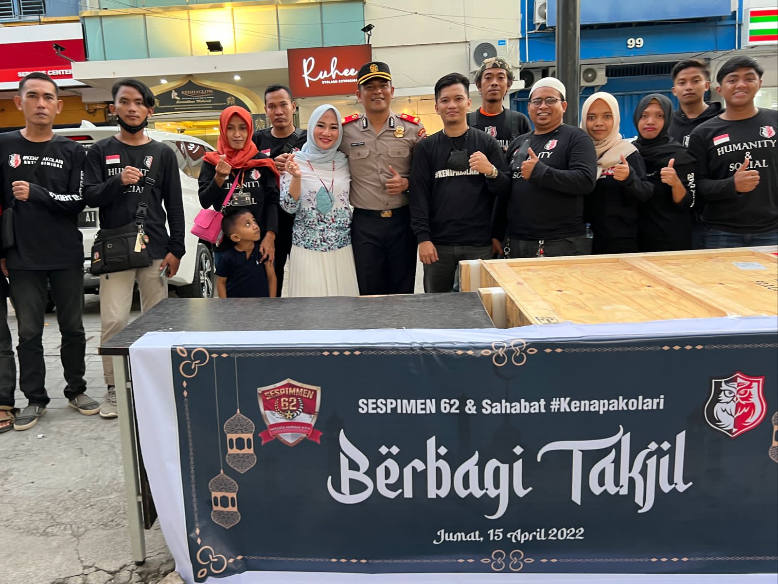Peserta Didik Sespimmen Polri Dikreg 62 tahun 2022, Kompol Ananda Fauzi Harahap, menggandeng komunitas di Makassar, Sulawesi Selatan (Sulsel), untuk melakukan bakti sosial, pada Jumat (15/4/2022).