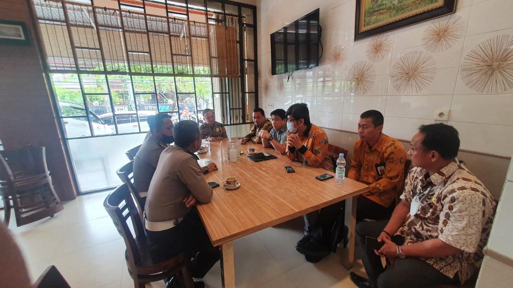 Kadis Kominfo Makassar Bersama Ditlantas Polda Sulsel Bahas Optimalisasi Penerapan Tilang Elektronik.