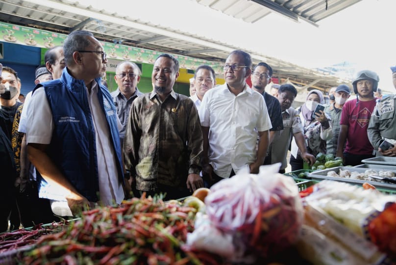 Walikota Makassar, Danny Pomanto bersama Gubernur Sulsel, Andi Sudirman mendampingi Menteri Perdagangan Zulkifli Hasan meninjau pasar Pa'baeng-baeng.