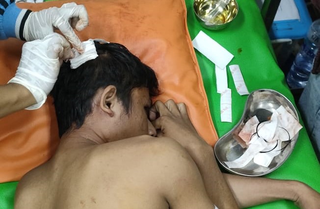 Fikri S , salah satu korban masjid roboh di Makassar saat mendapat perawatan