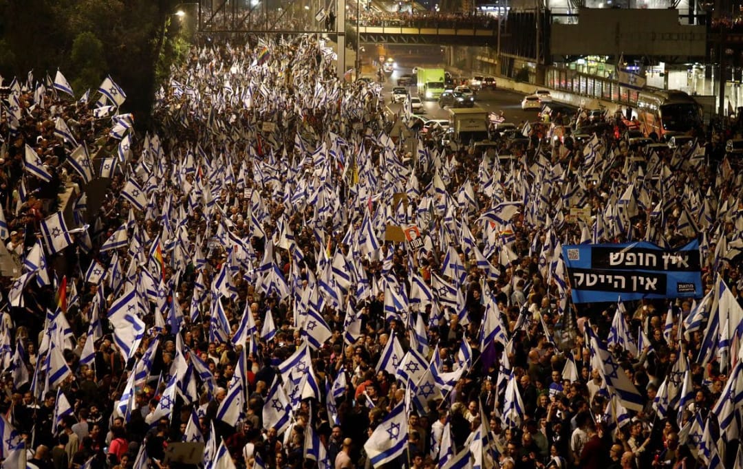 Gelombang protes di Israel pecah setelah Perdana menteri enjamin Netanyahu, memecat Menteri Pertahanannya, Moshe Ya'alon. 
