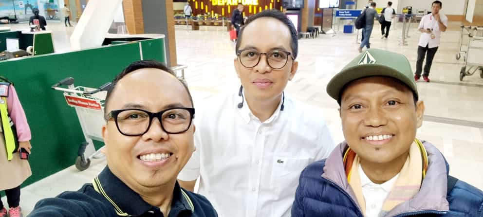 Ustad Das'ad Latif (bertopi) saat tiba di bandara Sultan Hasanuddin , Kamis (30/3)