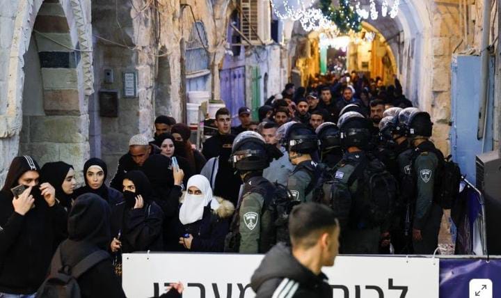 Bentrokan antara Polisi ISrael dan Warga Palestina di Masjid Al-Aqsa