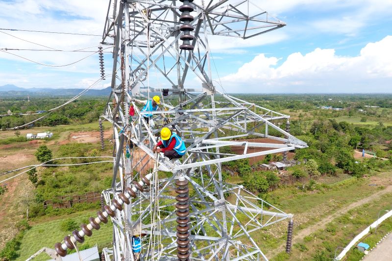 Ilustrasi pembangunan Jaringan Transmisi SUTT 150 kilovolt (kv) Punagaya-Bantaeng oleh pihak PLN UIP Sulawesi. Antara/ HO-PLN UIP Sulawesi