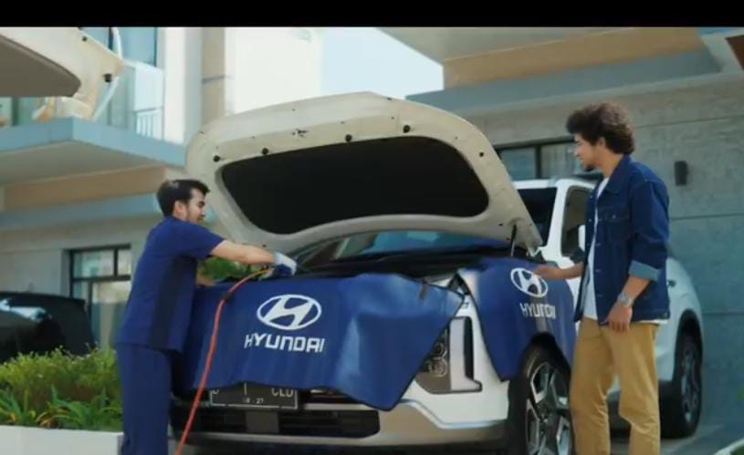 Tanpa tinggalkan rumah. ,Teknisi PT Hyundai Motor Indonesia datang ke rumah salah satu pelanggan yang menggunakan layanan service online.