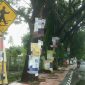Sejumlah bahan kampanye terpasang di pohon di jalan Dr Ratulangi, Bantaeng.
